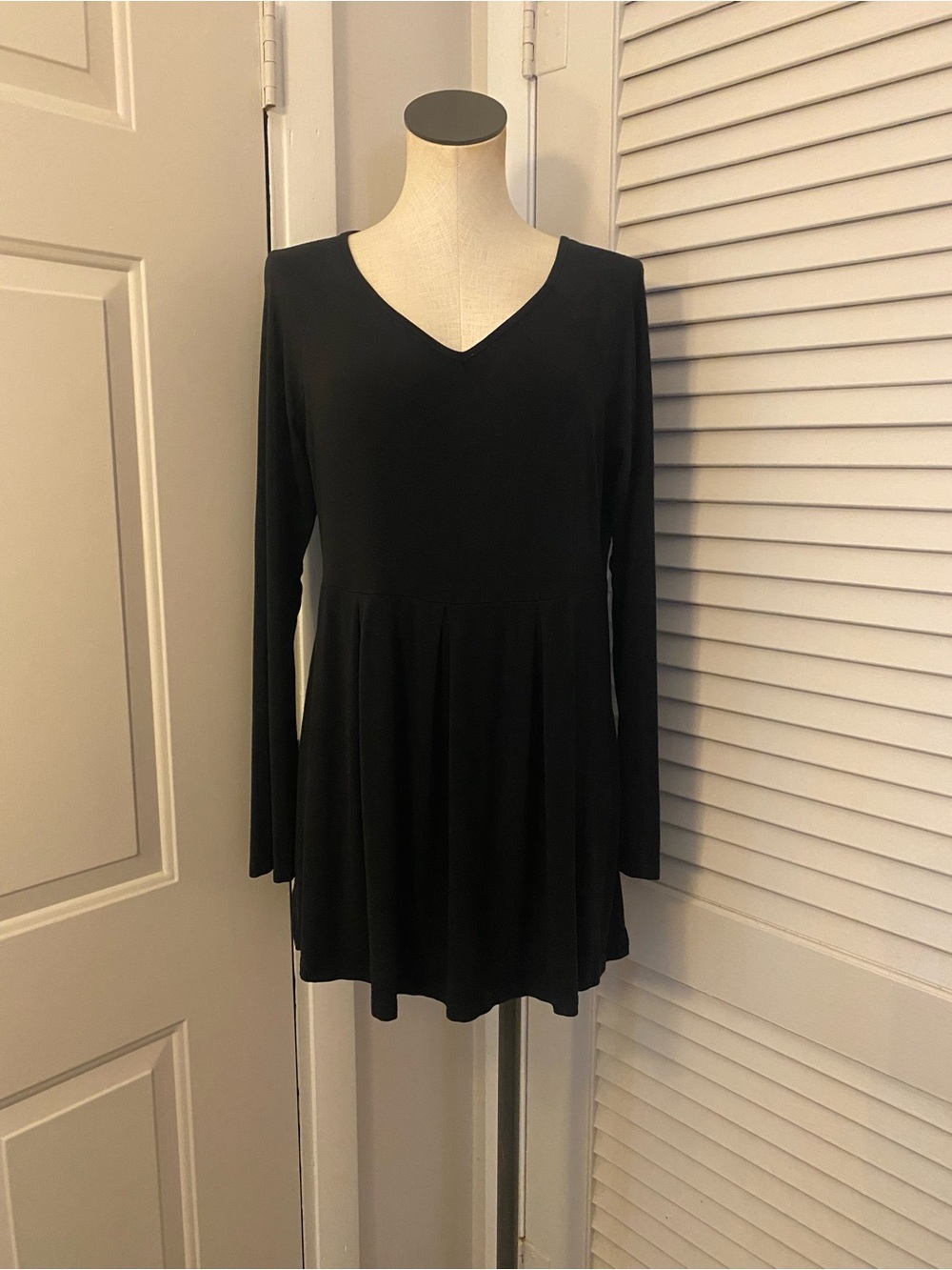 Classic Black “BEPEI”  V-Neck Long-Sleeve Tunic- Size XXL